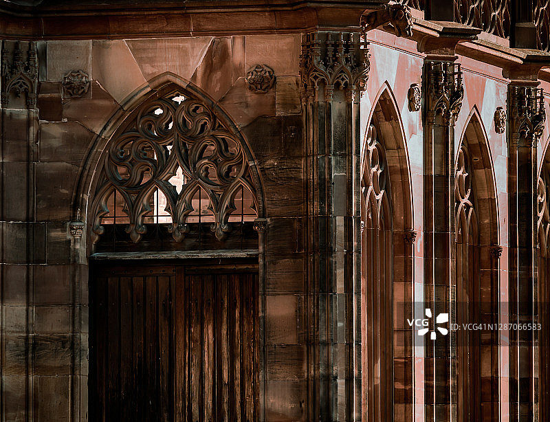 斯特拉斯堡哥特式大教堂入口的高大几何造型，建筑细节抽象摄影，法国图片素材