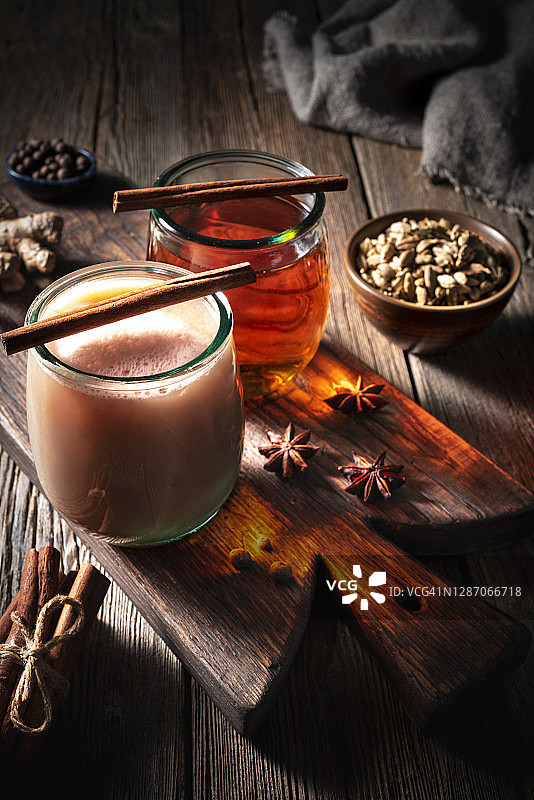 木板上的茶或印度奶茶与香料舒适的热饮图片素材