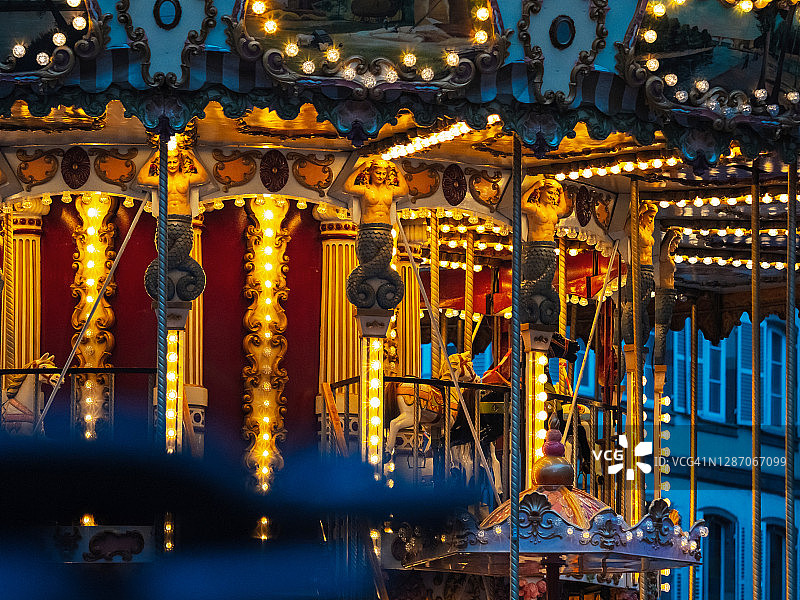 斯特拉斯堡古滕堡广场的经典法式旋转木马发光夜景，法国图片素材