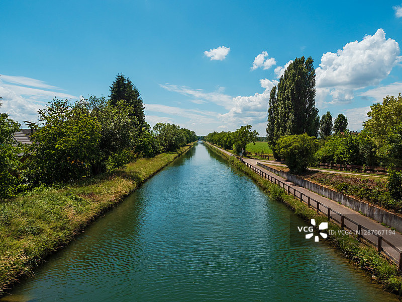 法国：温暖无风夏日里罗纳河与莱茵河运河的田园风光图片素材