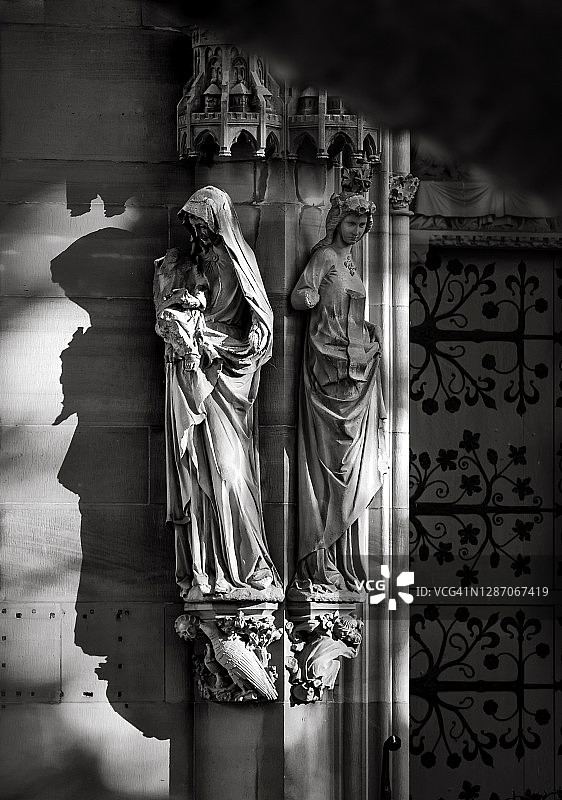 斯特拉斯堡的精美教堂雕塑大门，小圣彼得新教教堂，法国图片素材