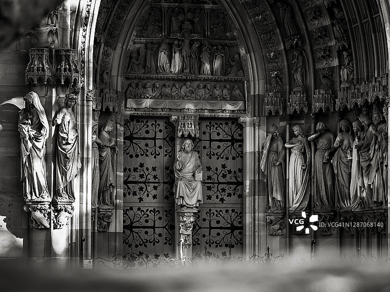 斯特拉斯堡的精美教堂雕塑大门，小圣彼得新教教堂，法国图片素材