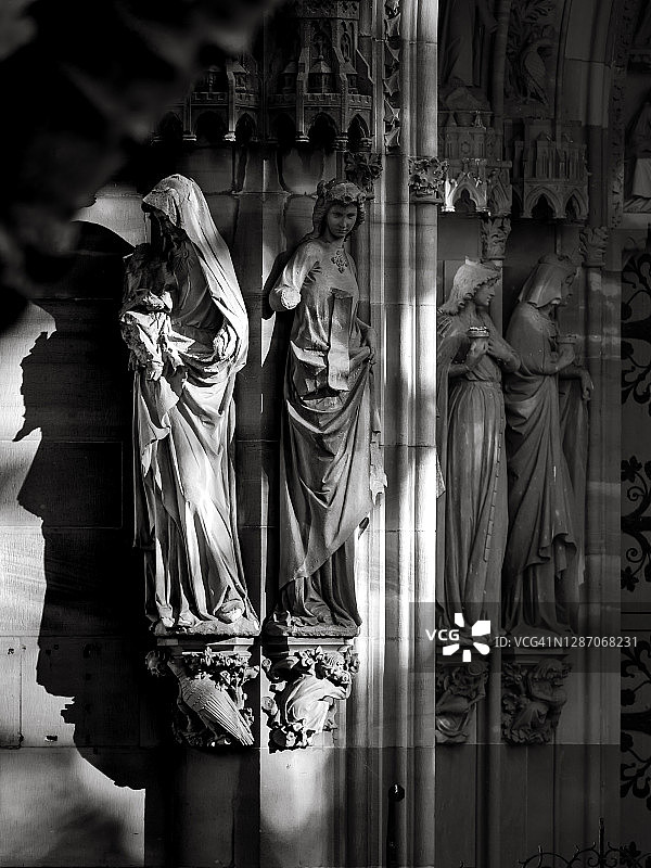 斯特拉斯堡的精美教堂雕塑大门，小圣彼得新教教堂，法国图片素材