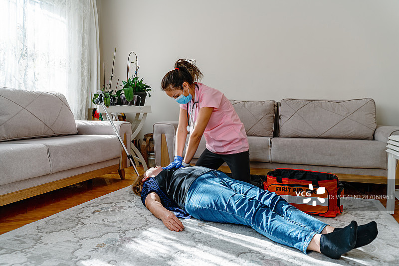 医护人员为失去知觉的老年女性提供急救图片素材