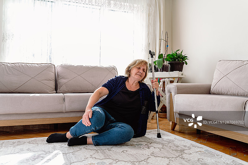 无助的退休金发妇女坐在家里的地板上，变老的风险图片素材