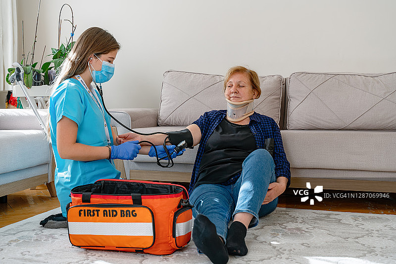 医护人员为失去知觉的老年女性提供急救图片素材
