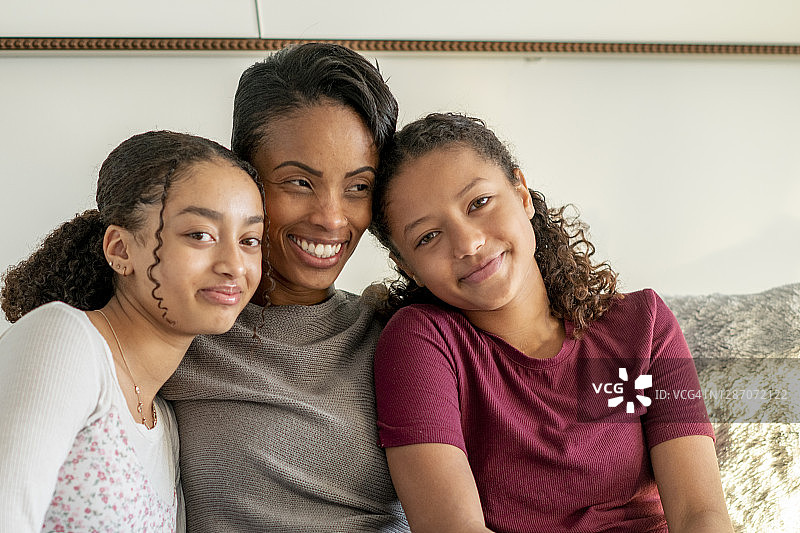 青少年女孩和她的母亲在家图片素材