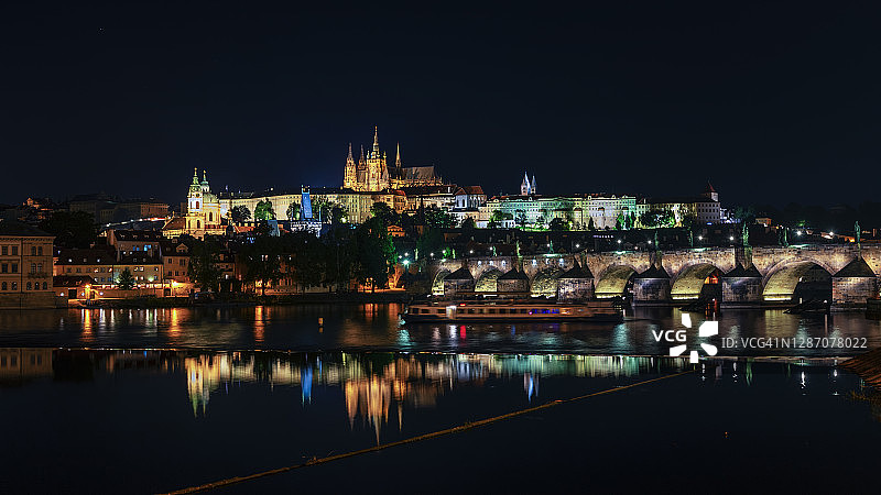 布拉格查理大桥和圣维特大教堂夜景图片素材