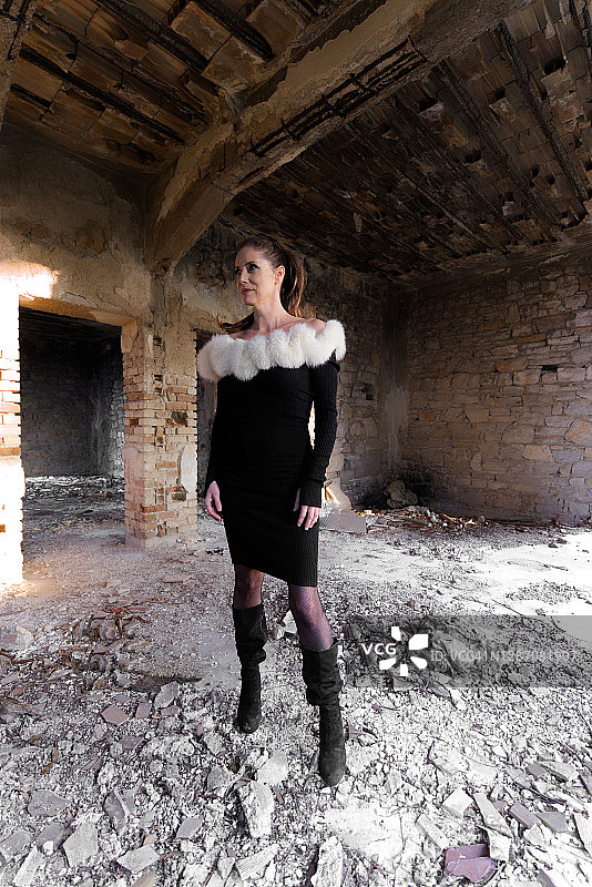 废墟建筑中的优雅图片素材