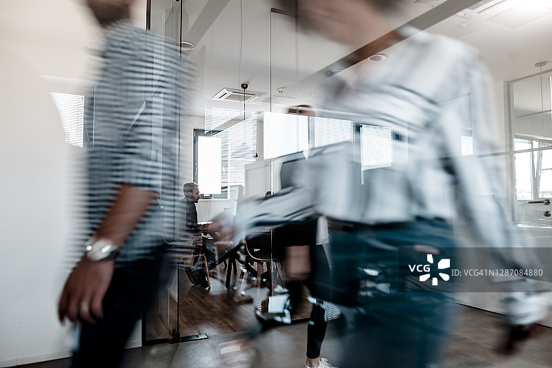 商务同事穿行办公室图片素材