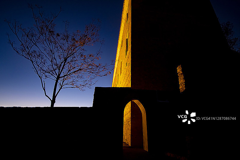 老城区的蓝色时刻图片素材