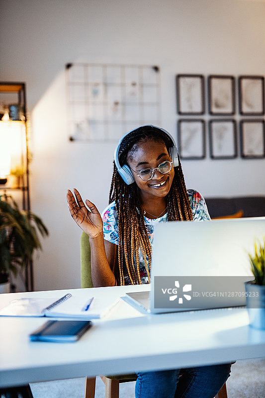 居家隔离的非裔美国女商人图片素材