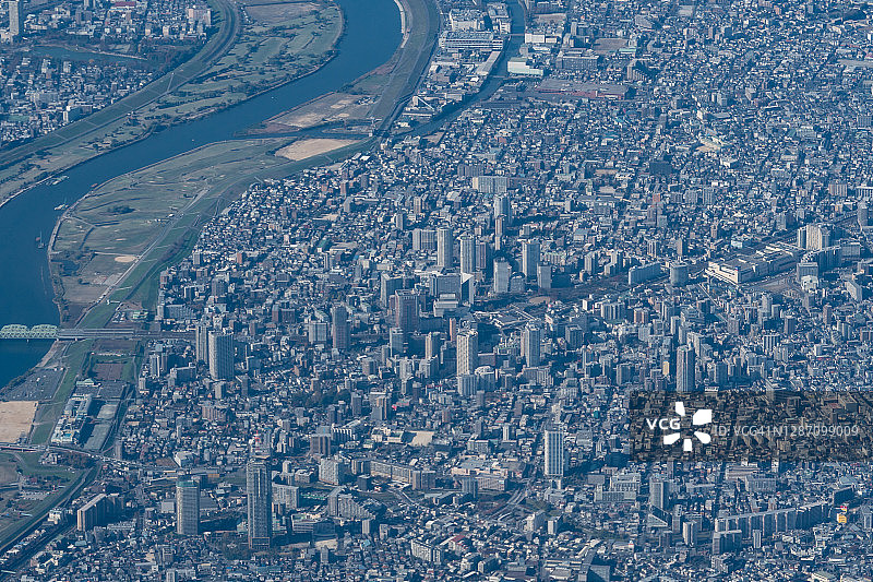 从飞机上俯瞰日本埼玉县川口市图片素材