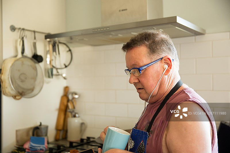 年长的男人穿着蓝色围裙图片素材