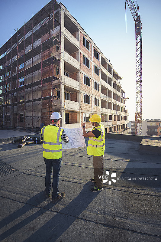 建筑师在建筑工地工作图片素材