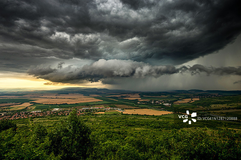 保加利亚平原日落时分的强烈雷暴图片素材