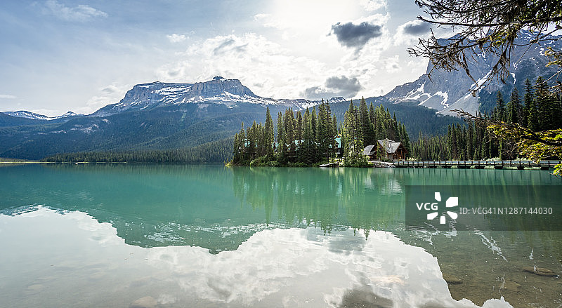 清晨的翡翠湖，加拿大不列颠哥伦比亚省幽鹤国家公园图片素材