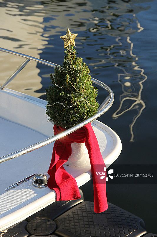 船头的圣诞树图片素材