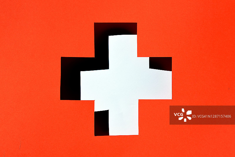 白色背景上的纸质红色十字图片素材