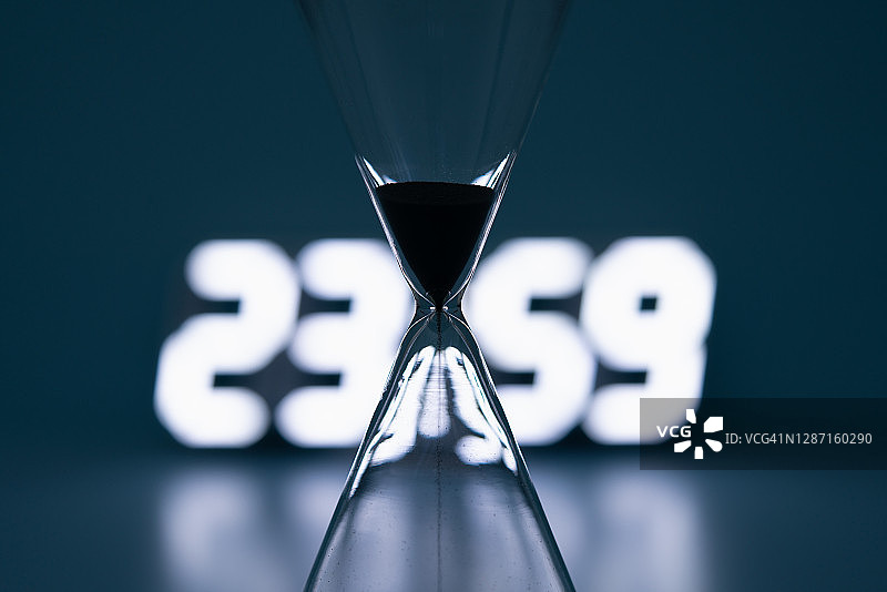 午夜23:59，一天截止时间的最后一分钟概念图片素材