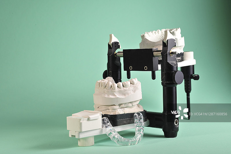 在实验室设备中制作磨牙夹板图片素材