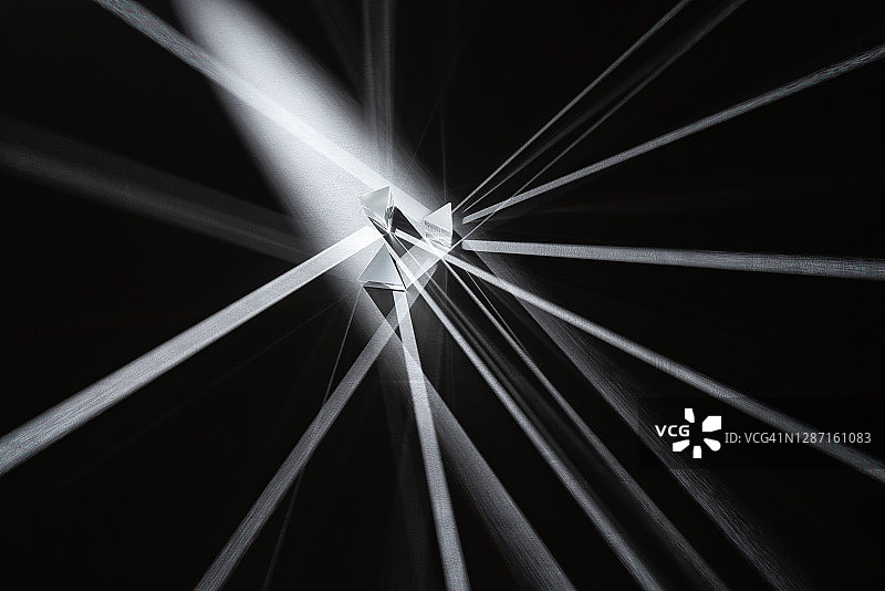 棱镜折射光束图片素材