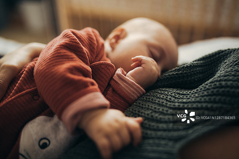 在妈妈怀里睡觉的小宝宝图片素材