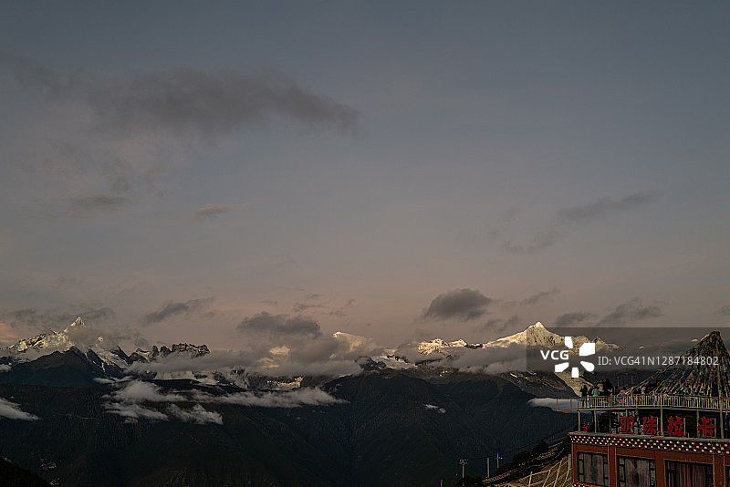 梅里雪山日出图片素材