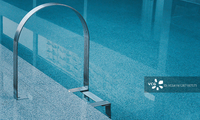 酒店泳池的泳池楼梯扶手图片素材