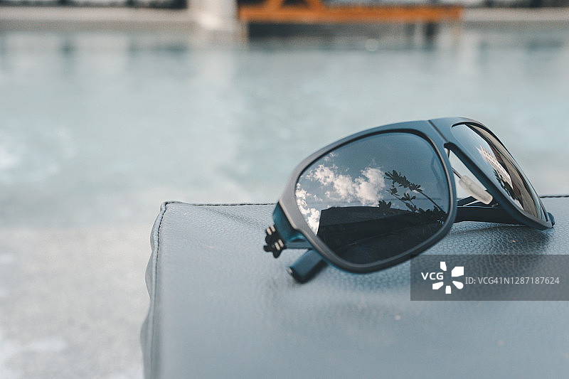酒店泳池与池畔躺椅上的太阳镜图片素材