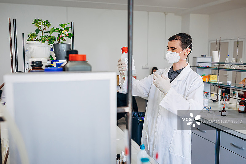 无论问题是什么，科学和他都能解答图片素材