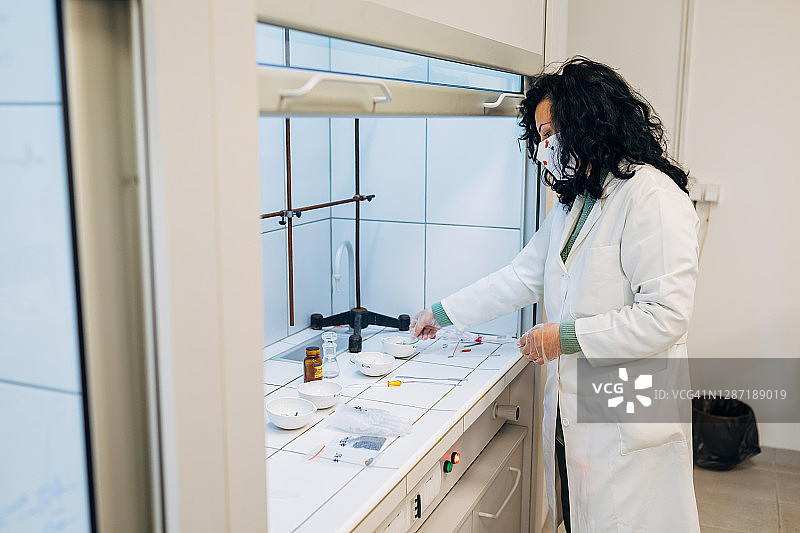 女科学家在实验室检测和分析犯罪现场的火药图片素材