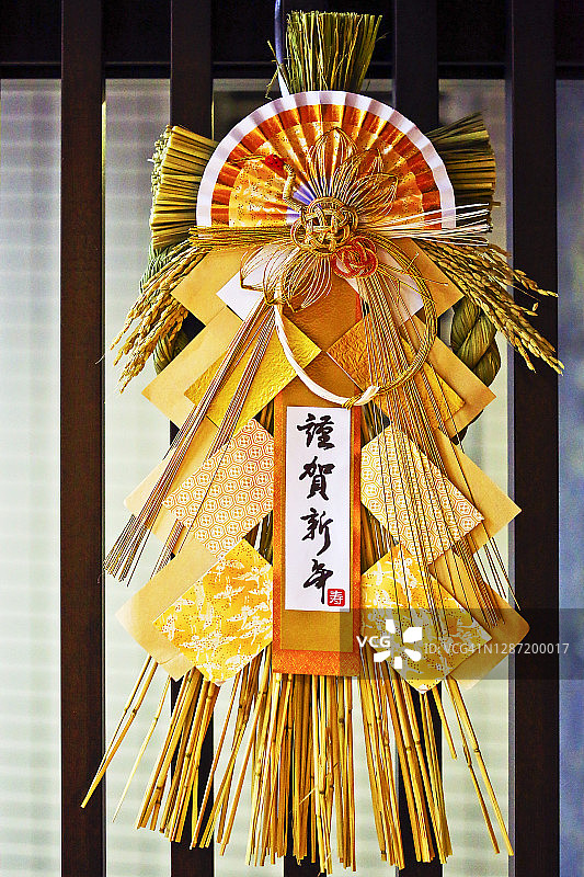 金色注连饰挂在铝制门上图片素材