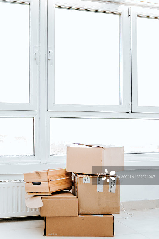 空公寓里的纸板包装图片素材