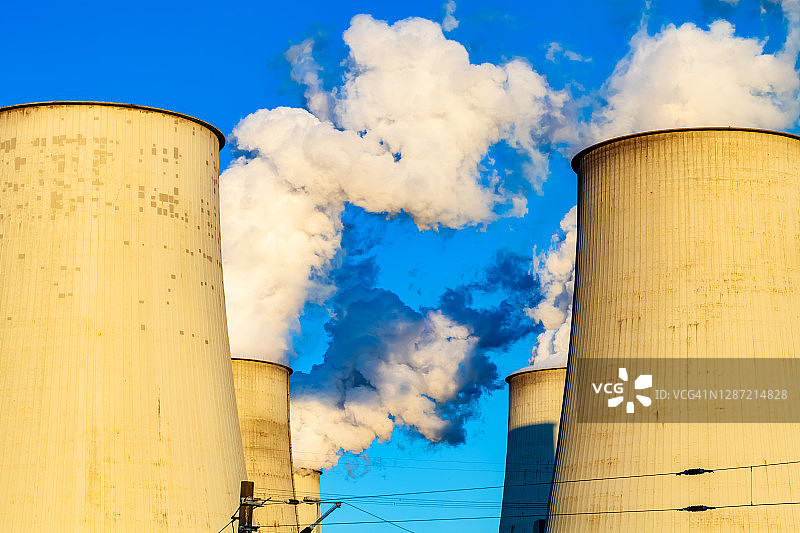 燃煤发电站的烟囱图片素材