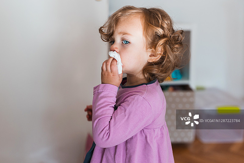 幼儿用纸巾擦脸图片素材