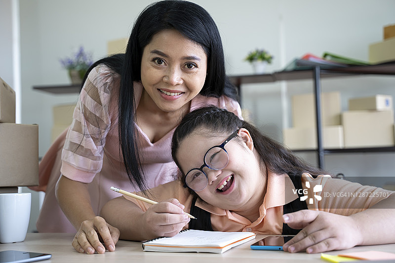 自闭症女孩在家学习图片素材