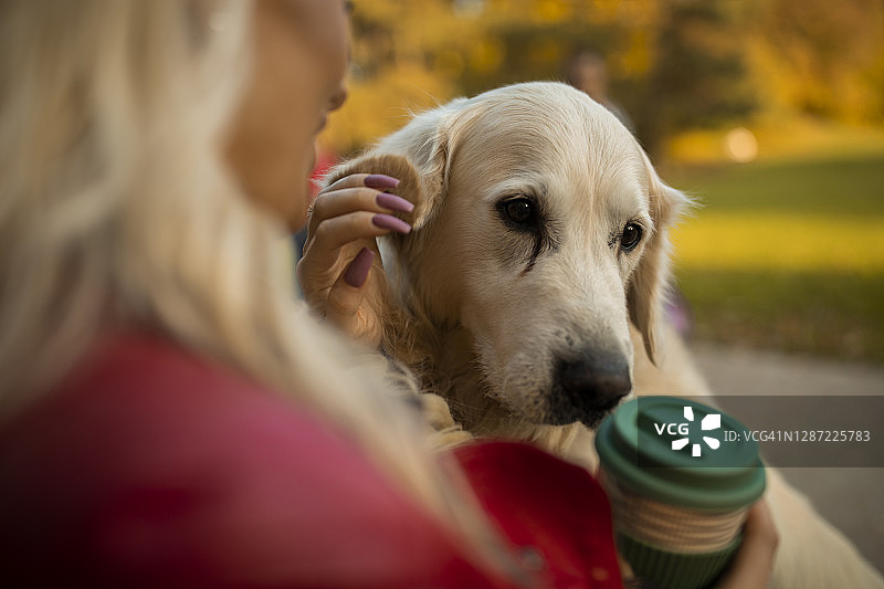 遛狗期间的咖啡休息亲情时光图片素材