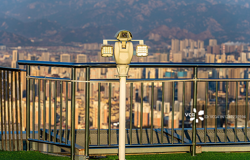 城市监控探头与城市天际线图片素材