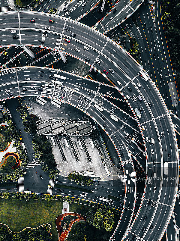 城市街道十字路口无人机视角图片素材