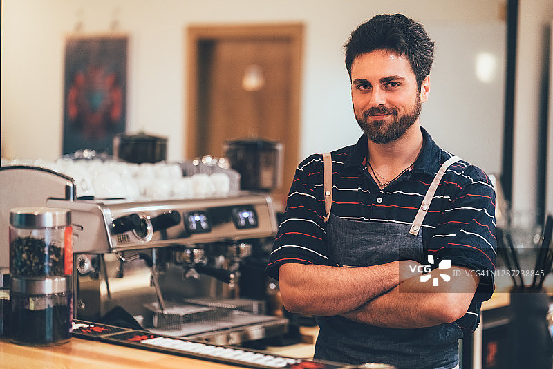 咖啡师在咖啡馆工作图片素材