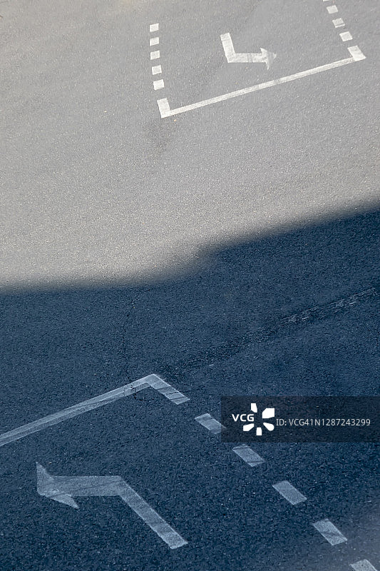 空旷道路上的路标图片素材