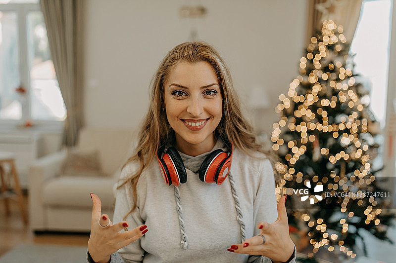 年轻女子进行视频通话图片素材