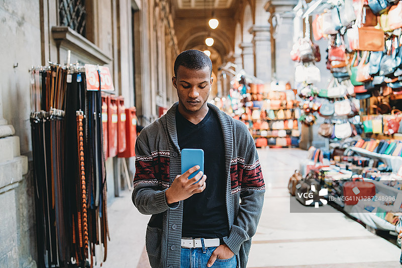 在佛罗伦萨使用手机的年轻男子图片素材