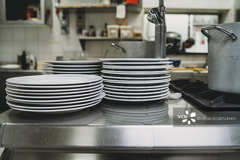 餐厅厨房里的空盘子图片素材