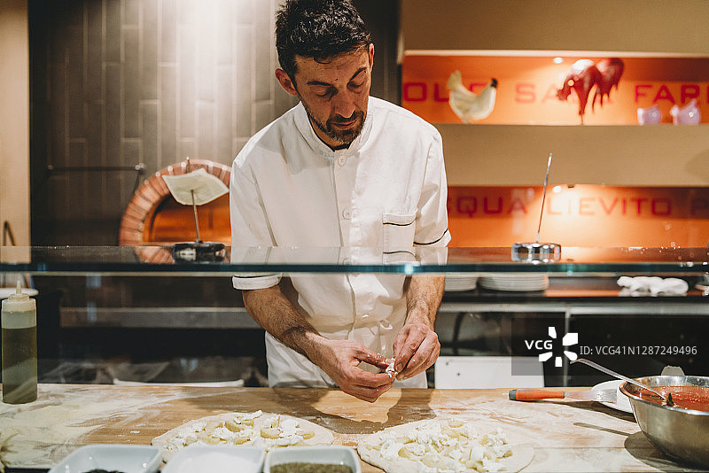 披萨厨师在餐厅准备披萨图片素材