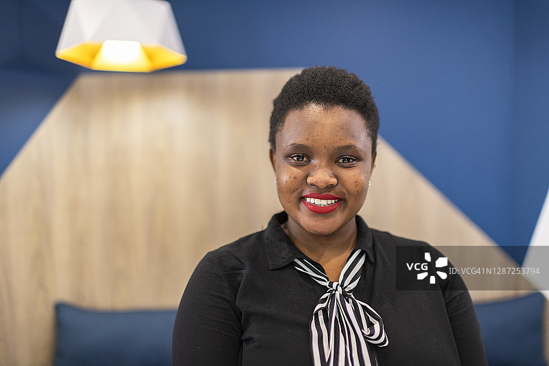 微笑的商务女士肖像图片素材