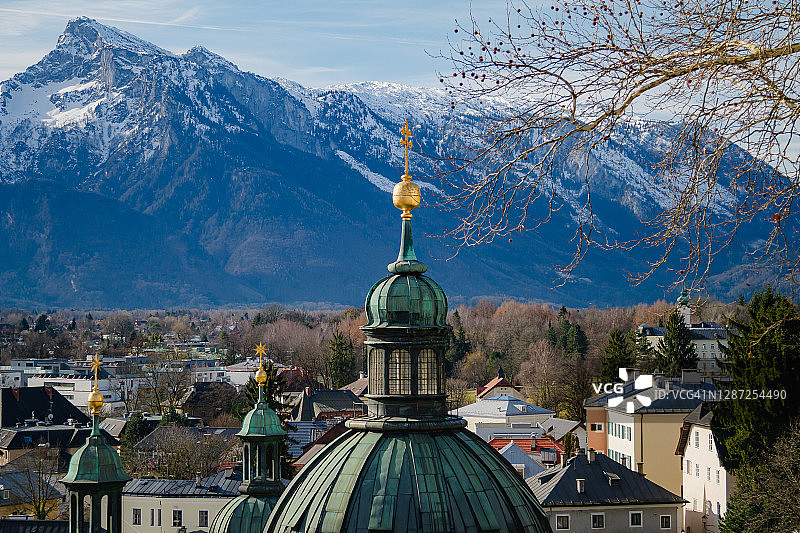 奥地利萨尔茨堡大教堂景色，以山脉为背景图片素材