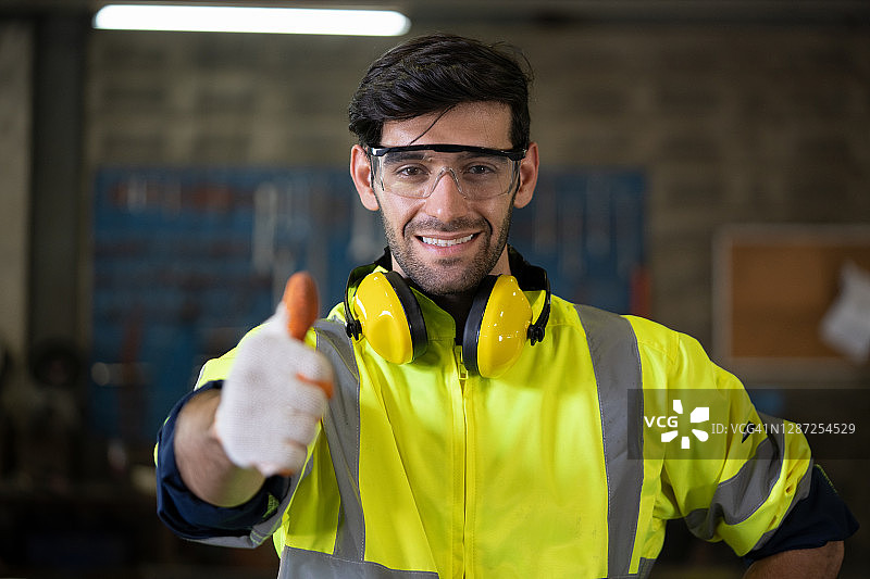 车间里竖起大拇指的技术工人图片素材