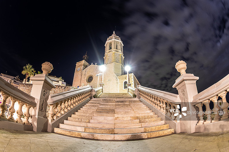 夜晚西班牙锡切斯圣巴托梅乌和圣特克拉教堂景观图片素材